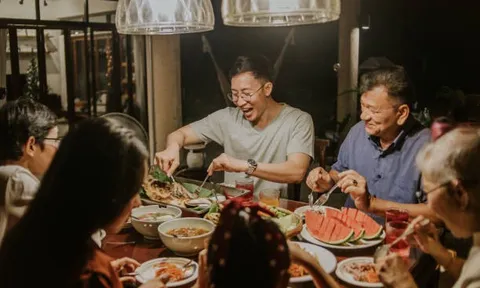 Đến tuổi trung niên tôi nhận ra: Những người “lười” 3 việc này ngày Tết mới là người tỉnh táo thực sự trên đời