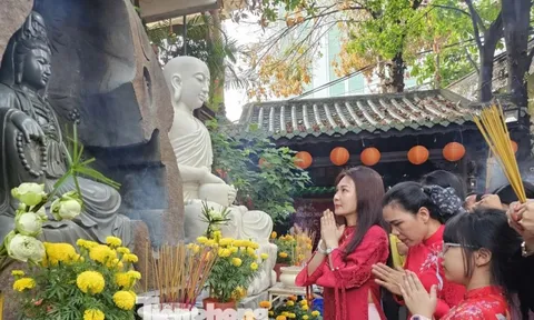 Sáng mùng 1 Tết, người Cần Thơ chen chân đi lễ chùa