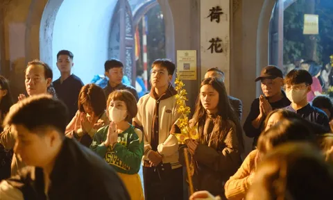 Sau Giao thừa, Chùa Hà chật kín người dân đến cầu duyên, xin lộc đầu năm