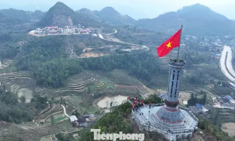 Thiêng liêng lễ Thượng cờ nơi cực Bắc ngày mùng 1 Tết