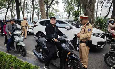Chùm ảnh: CSGT tại Hà Nội ra quân đo nồng độ cồn từ 10h sáng Mùng 1 Tết