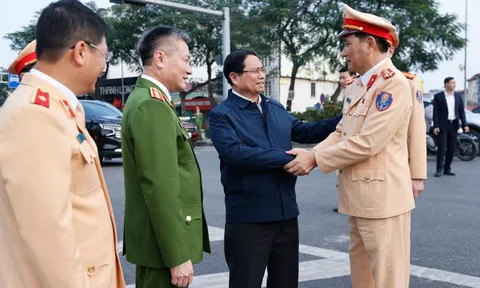 Thủ tướng kiểm tra, động viên các lực lượng công an ứng trực dịp Tết