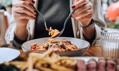 Ung thư đại trực tràng ở người trẻ tăng 45%, chuyên gia cảnh báo 7 nhóm thực phẩm nên hạn chế