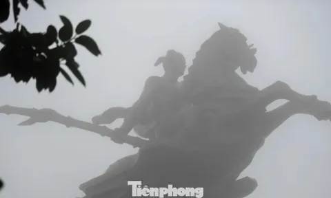 Tượng Gióng mờ ảo trong sương sớm đầu năm