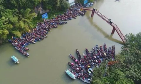 25.000 lượt du khách trẩy hội Chùa Hương trong hai ngày đầu năm mới