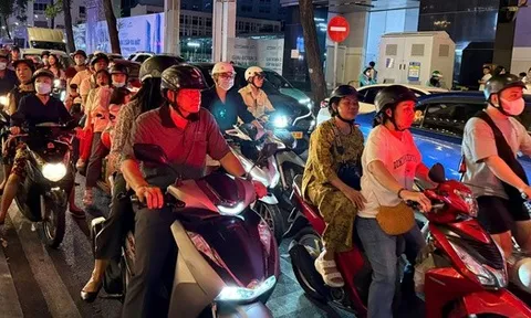 Đường phố trung tâm TPHCM "kẹt cứng" người tối mùng 2 Tết