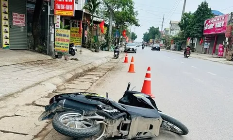 Nam thanh niên đi xe máy tông vào CSGT