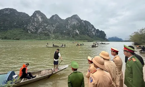 Huy động hơn 100 người tìm kiếm 2 người mất tích vụ lật đò ở Quảng Trị