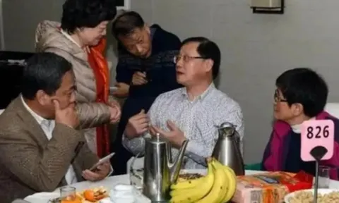 Rủ nhau đi thăm thầy cô sau 20 năm ra trường: “Tôi sững người khi không ai nhận ra mình, càng nghe càng thấy lòng đắng chát”