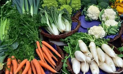 4 loại rau dễ "ngậm thuốc trừ sâu", chuyên gia dinh dưỡng mách nấu ăn làm thêm 1 việc để an tâm hơn