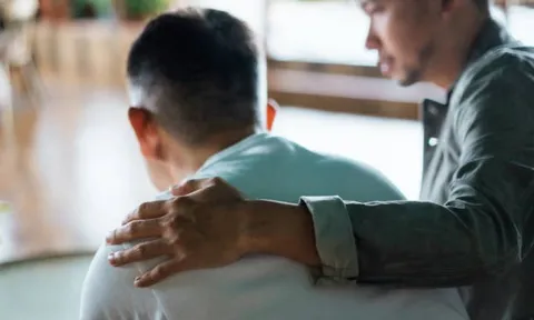 Chuyển 400 triệu đồng cho em trai cưới vợ, tôi nhận lại thông báo hoàn tiền và cuộc gọi lúc nửa đêm, quyết không về quê thêm lần nào