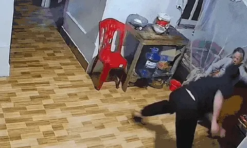 Xôn xao clip con trai đánh mẹ gãy tay tối mùng 3 Tết