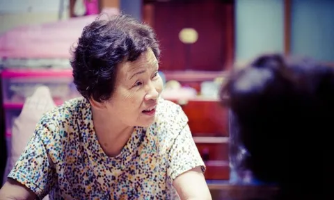 Tết về quê biếu bố mẹ chồng 26 triệu đồng sửa nhà, vừa bước vào phòng ngủ, con dâu lập tức đặt vé về lại thành phố