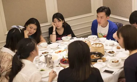 Đi họp lớp tưởng là màn khoe của, ai ngờ đứa nghèo như tôi vừa xuất hiện lại được cả lớp tung hô hết lời