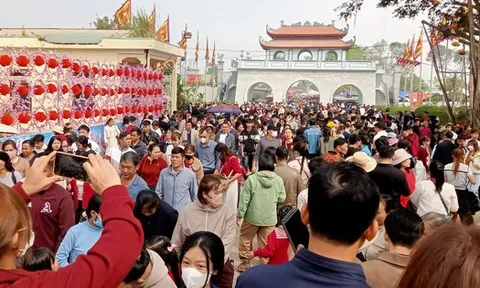 Hàng vạn du khách đổ về ngôi đền thiêng dưới chân núi Nưa xin "nước thánh"