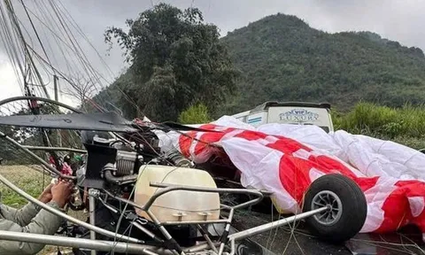 Dù lượn bất ngờ rơi trúng ô tô đang chạy trên quốc lộ