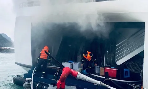 Tàu du lịch ở Cát Bà bốc cháy giữa trưa, 32 người được giải cứu kịp thời