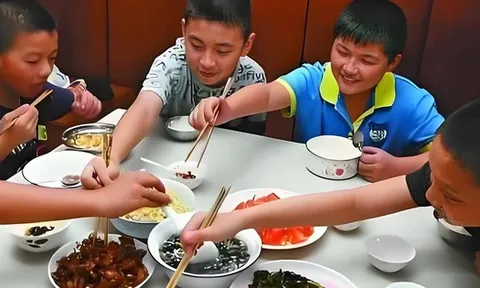 Một buổi liên hoan khiến tôi nhận ra gia đình không có quy tắc còn đáng sợ hơn cả nghèo đói