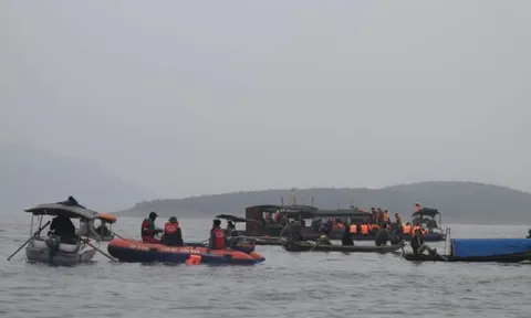 Người đầu tiên phát hiện vụ lật tàu ở hồ Thác Bà: "Tôi thấy 1 người phụ nữ ôm chặt 2 đứa trẻ"