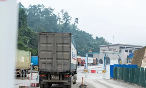 Hơn 1.400 xe chở hàng sang Trung Quốc qua cửa khẩu Lạng Sơn dịp Tết