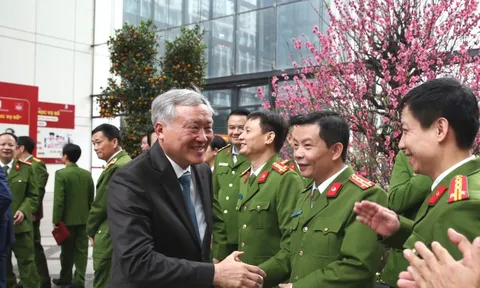 Phó Thủ tướng Thường trực Nguyễn Hòa Bình thăm, chúc Tết cán bộ, chiến sĩ Cục C03