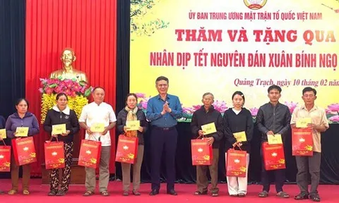 Lãnh đạo Đảng ủy MTTQ, các đoàn thể Trung ương tặng quà Tết hộ nghèo tại tỉnh Quảng Trị