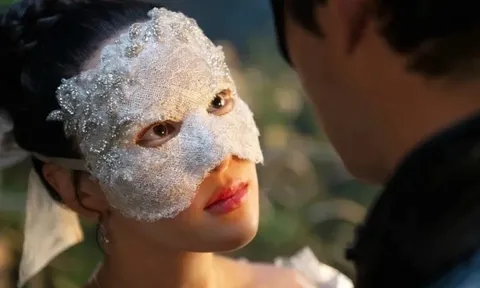 Phim 18+ về giới quý tộc nhận chỉ trích