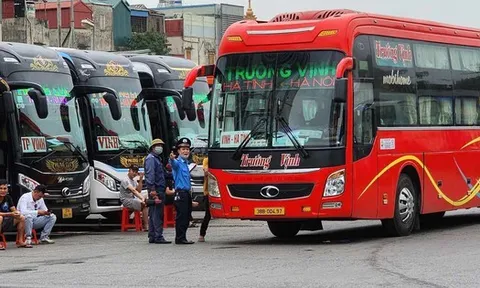 Giá vé xe, vé máy bay sau mồng 6 Tết thay đổi ra sao? Nhiều người bất ngờ khi tra lại