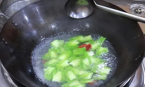 4 năm không ăn dầu mỡ, kết quả khám sức khỏe của người phụ nữ 57 tuổi khiến bác sĩ bất ngờ