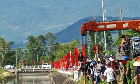 Phát hiện 2 thi thể cùng ô tô dưới kênh ở Gia Lai