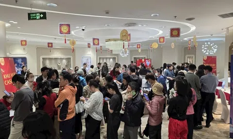 Sáng nay, nhà đầu tư đội mưa gió, xếp hàng từ sớm mua một sản phẩm bạc lần đầu xuất hiện