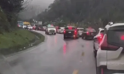 Clip: Tài xế xe con đi "khôn lỏi" bị CSGT nhắc thẳng bằng loa