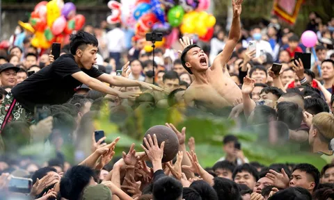 Hàng trăm thanh niên trai tráng lao vào tranh phết Hiền Quan cầu may, khung cảnh đông nghẹt khiến ai nhìn cũng “nín thở”