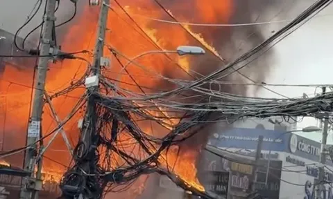 Cháy lớn cửa hàng nội thất ở TPHCM