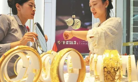 10 năm mua vàng ngày vía Thần Tài, tôi rút ra 8 bài học giúp tuổi 45 không còn lo tiền bạc