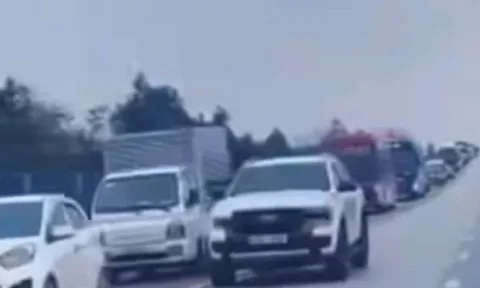 Bất ngờ danh tính tài xế bán tải đi vào làn ngược chiều, liên tục nháy đèn pha trên cao tốc