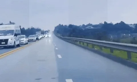 Nháy đèn loạn, đi ngược chiều trên cao tốc, nữ tài xế khai gì với công an?