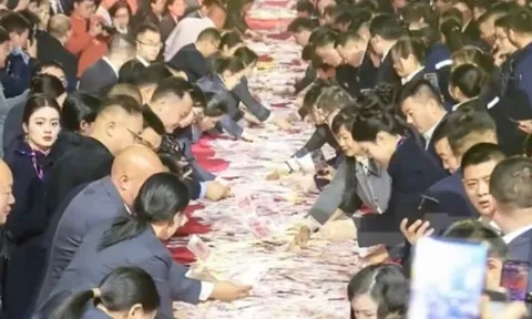 Công ty cho 7.000 nhân viên đếm tiền mỏi tay, sếp tuyên bố: “Đếm được bao nhiêu cầm về hết”