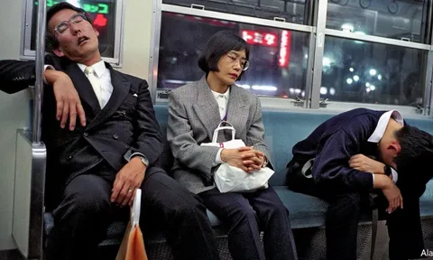 Vì sao người Nhật Bản ngủ gật khắp nơi?