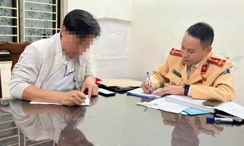Xử phạt tài xế cho trẻ em ngồi trước vô lăng khi lái xe chạy trên phố Hà Nội