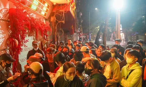 Xếp hàng từ tối hôm trước, xuyên đêm chờ lấy số mua vàng Vía Thần tài