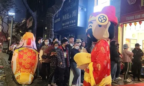 VIDEO: Hàng trăm người đi xếp hàng mua vàng từ nửa đêm ngày vía Thần Tài