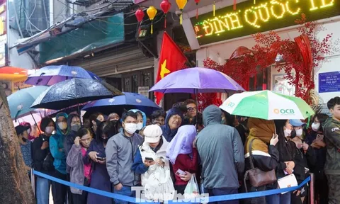 Hà Nội mưa tầm tã cũng không ngăn nổi dòng người đi mua vàng Vía Thần tài