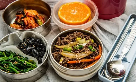 Ai mang cơm trưa đi làm, nếu có 3 món ăn này thì cần vứt ngay vì sinh chất gây ung thư