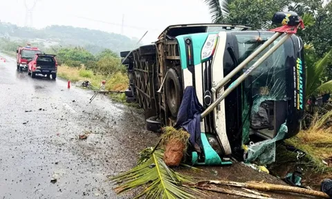 Đồng Nai: Lật xe khách trên Quốc lộ 14, 3 người thương vong