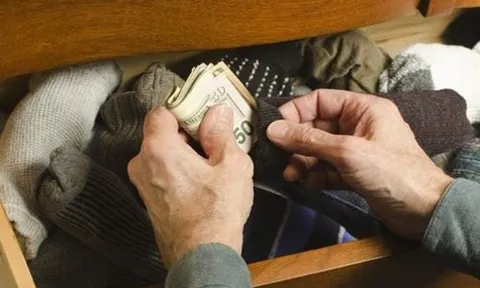 Tết về quê định biếu bố mẹ vợ 57 triệu đồng để mở rộng kinh doanh, bạn làm luật sư nói 1 câu khiến tôi phải thay đổi quyết định