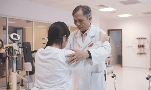 Bác sĩ tiết lộ hành trình “hồi sinh” đôi chân cho bé gái liệt hoàn toàn: “Những video ghi lại cử động tiến bộ của cháu là món quà vô giá với chúng tôi”