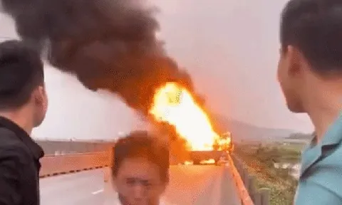 Nam tài xế gục khóc bên chiếc xe tải bốc cháy dữ dội khiến nhiều người xót xa