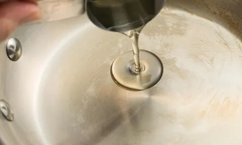 Nên làm nóng chảo trước hay cho dầu trước? Sai 1 bước có thể hỏng lớp chống dính, tăng nguy cơ tổn thương thực quản