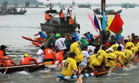 Lật thuyền khi xem đua ghe ở Huế, hai mẹ con tử nạn